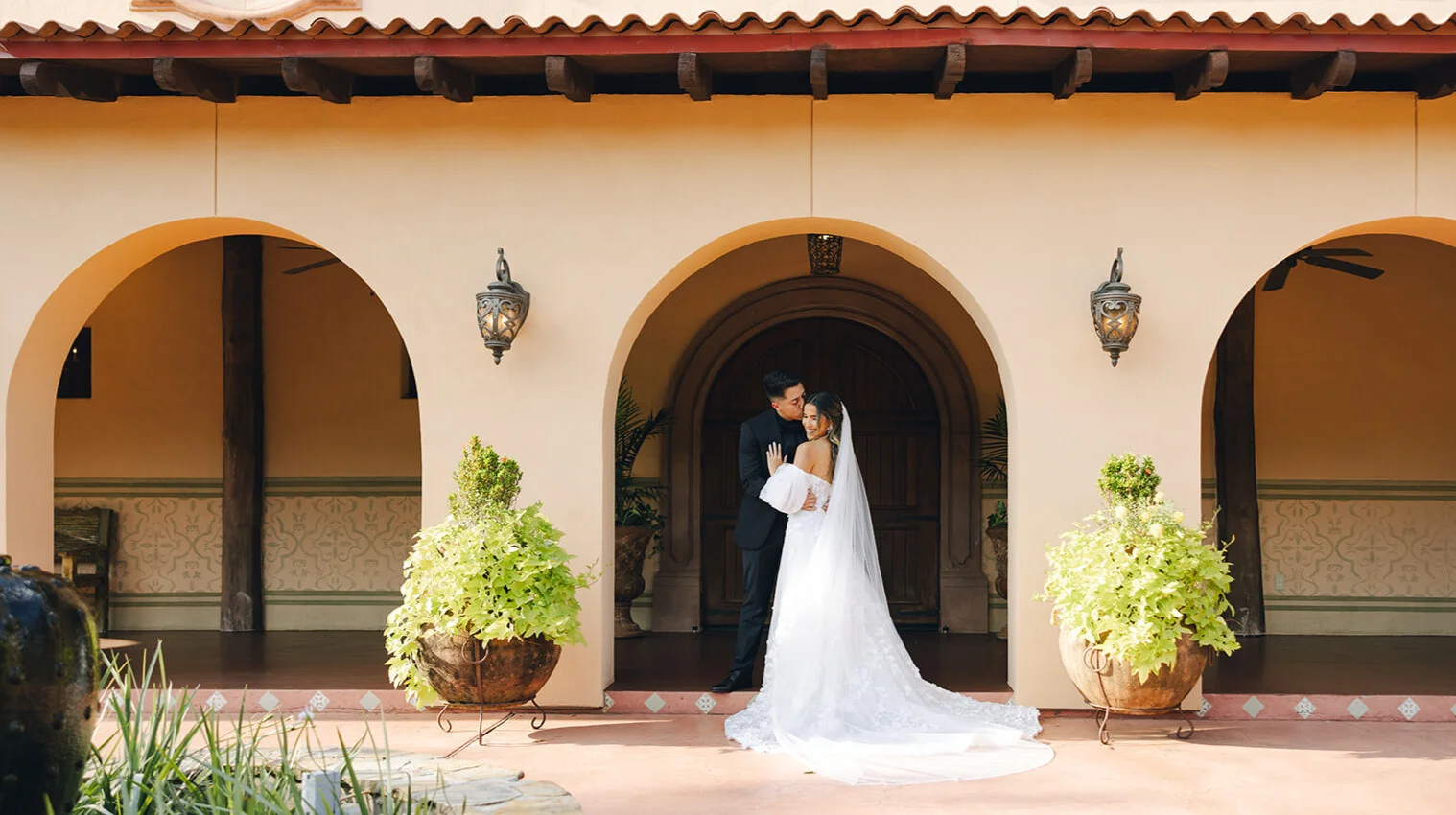 Couple at Madera Estates wedding venue in Conroe, TX
